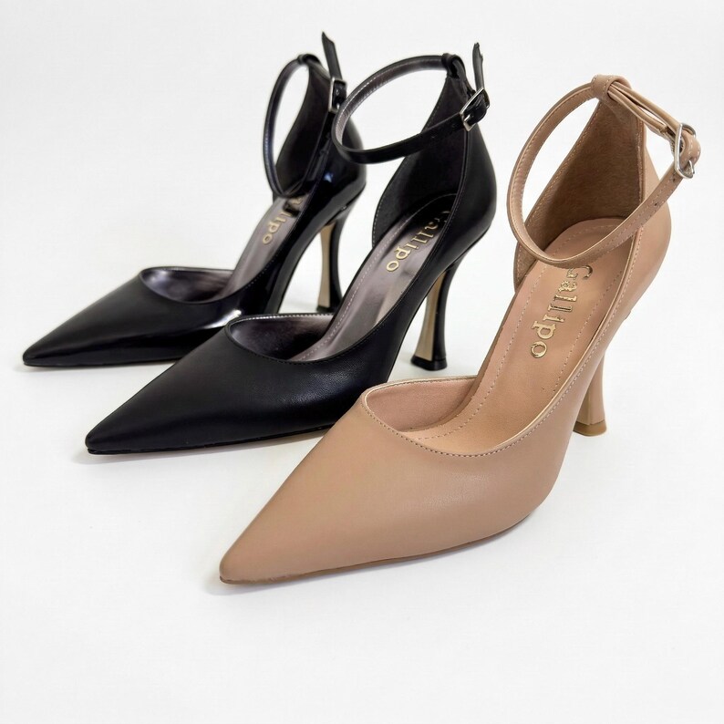 Peut inclure: Trois paires d'escarpins &agrave; talons hauts avec des bouts pointus et des brides de cheville. Une paire est noire, l'autre est de couleur nude. Les talons sont fins et incurv&eacute;s. La marque "Gallipo" est visible sur la semelle int&eacute;rieure.
