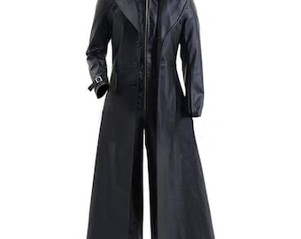 Puede incluir: Abrigo largo de cuero negro con cuello con solapas, cierre de cremallera y detalles de botones. El abrigo presenta un detalle de cinturón en las mangas y una falda acampanada. El abrigo mide unos 140 cm de largo.