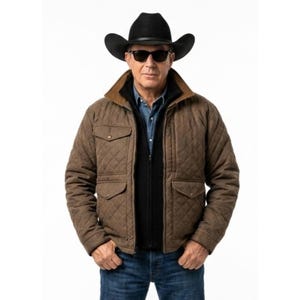 Op de afbeelding: Bruine gewatteerde jas met vier voorzakken en een zwarte rits, gedragen over een zwarte trui en een spijkerblouse. De persoon draagt een zwarte cowboyhoed en een zonnebril.