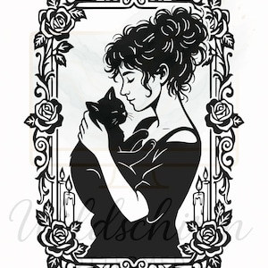 以下が含まれることがあります： 黒猫を抱く女性の白黒シルエットアート。バラ、ろうそく、装飾的な渦巻き模様で縁取られています。女性は目を閉じ、髪はまとめられています。このアートワークはゴシックまたはロマンチックなテーマです。