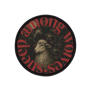 Könnte beinhalten: Runder Aufnäher mit schwarzem Rand. Er zeigt ein Schaf, umgeben von knurrenden Wölfen. Der rote Schriftzug "among sheep wolves" umrundet das Bild. Die Illustration ist in Grau- und Schwarztönen gehalten.