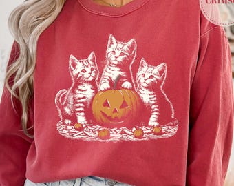 Koszulka z kotem na Halloween, Koszulka z kotem, Koszulka z kotem czarownicą w komfortowych kolorach, Zabawna bluza z kotem na Halloween, Upiorna jesienna koszulka z kotem, Prezent dla miłośnika kotów