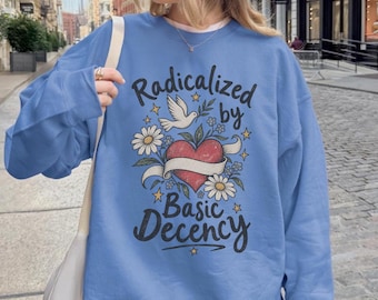 „Radikalisiert durch grundlegende Anständigkeit“-Shirt, Politisches Protest-T-Shirt, Geschenk für feministische Aktivistinnen, Liberale Kleidung, Soziale Gerechtigkeit, Liberales Damen-Shirt