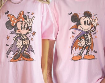 Comfort Colors Mickey- und Minnie-Halloween-Shirt, Disney-Partner-Shirts, passendes Halloween-T-Shirt, Mickey als Vampir, Minnie als Skelett, Gruselsaison