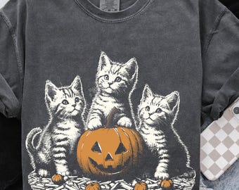 Koszulka z kotem na Halloween, koszulka z kotem czarownicą w komfortowych kolorach, zabawna koszulka dla miłośników kotów na Halloween, upiorna jesienna koszulka z kotem, prezent dla miłośników kotów