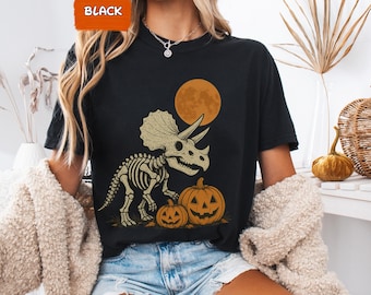 Camiseta de dinosaurio de Halloween, camiseta de esqueleto de triceratops, camiseta de calabaza espeluznante, camiseta gráfica de Halloween, camiseta linda de dinosaurio de Halloween