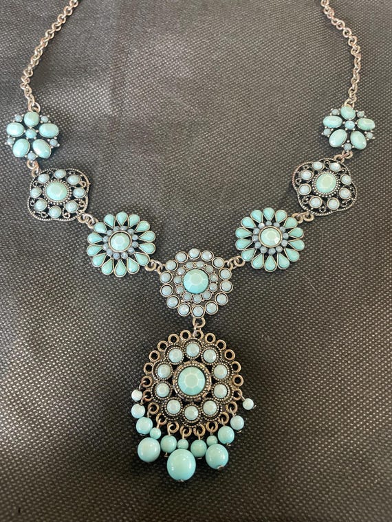 turquoise-colored statement necklace - image 1