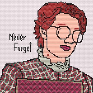 Puede incluir: Retrato en punto de cruz de una persona con pelo rojo, gafas y una parte superior estampada. El texto "Never Forget" está encima del hombro de la persona. La obra de arte está realizada en un estilo pixelado, con fondo rosa.