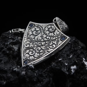 Handgegraveerde sterlingzilveren schildhanger met blauwe saffieraccenten – Vikingstijl pantserketting – gotische barokke sieraden voor mannen