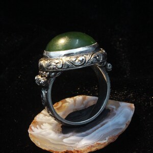 Handgefertigter Herrenring aus Sterlingsilber mit natürlicher grüner Jade und antikem Blumenmuster