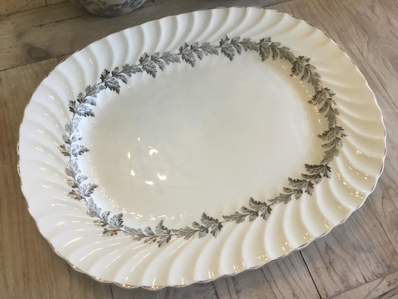 Aynsley Oak Leaf 8166 Platter England Fluted Edge