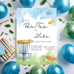 Pode incluir: Convite para uma festa de disc golf com design em aquarela. O convite apresenta uma cesta de disc golf e discos voadores, com o texto "It's a Par-Tee for Luke" e detalhes do evento. O fundo tem lavagens em aquarela azul e verde, rodeado por balões.
