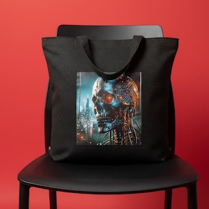 Può includere: Borsa tote nera con una grafica di un teschio cyborg con occhi arancioni e dettagli di circuiti. Il teschio è ambientato in un paesaggio urbano futuristico. La borsa è su una sedia nera su sfondo rosso.