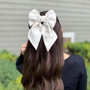 Mittelgroße Satinschleife im Haar – Wählen Sie Clip Style & Color – Haarbögen Clips