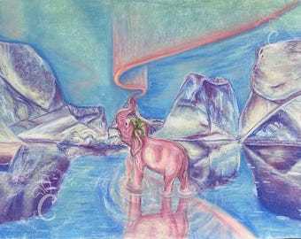 ピンクのエリーのアートプリント｜オーロラの風景に描かれたカラフルな象とカエルのチョークパステル画｜アーカイブアートプリント