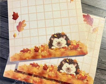 秋の落ち葉の中のハリネズミの付箋 | 秋のポストイット