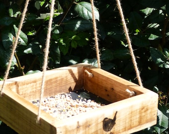 Comedero para pájaros colgante de madera hecho a mano con detalle de reyezuelo