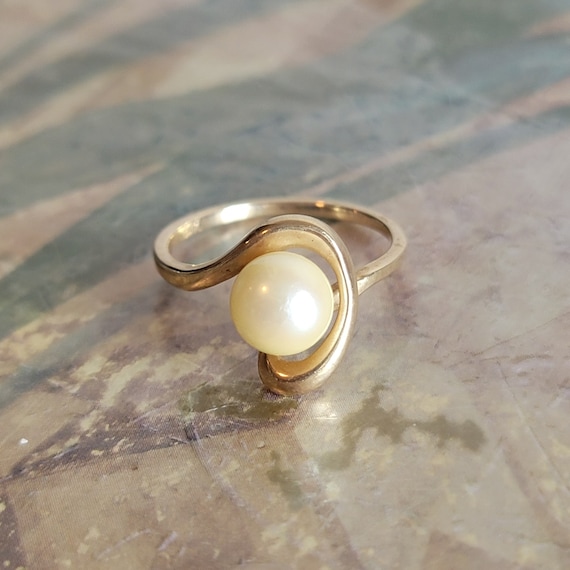 Vintage 14 Karat Gold and Pearl Ring 14 K Size 6 - image 1