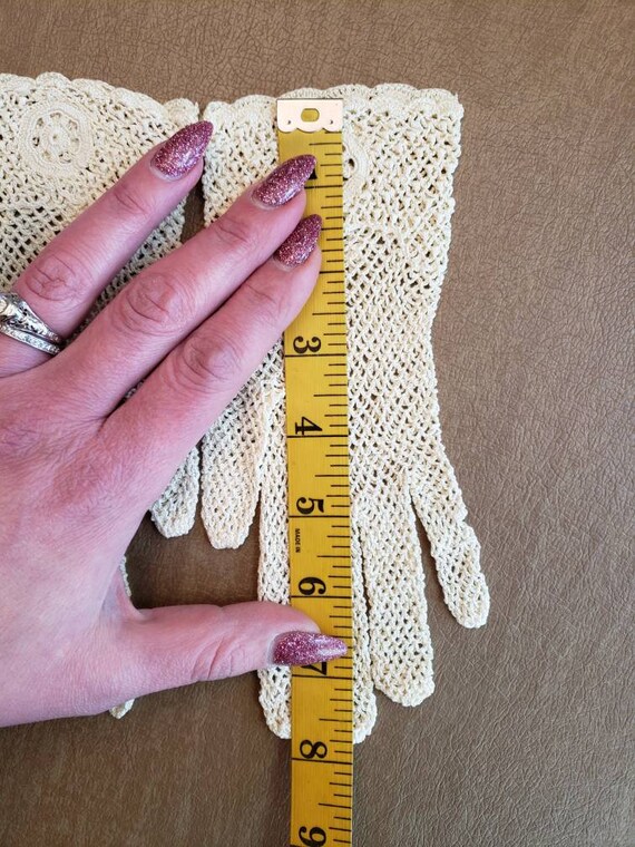 Vintage Off White Crocheted Lace Gloves Ladies  S… - image 9