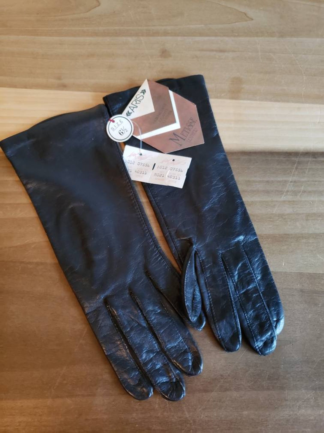 Louis Vuitton LV Medallion Gloves Black Wool