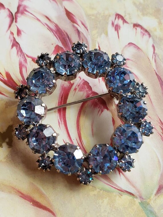 Vintage Circle Wreath Brooch Pin Silver Tone Blue 