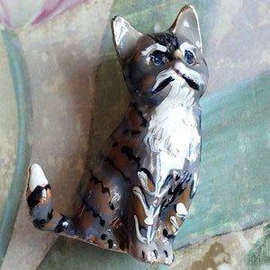 Vintage E. Pearl Cat Brooch Pin Enamel Signed Rhinestone Eyes