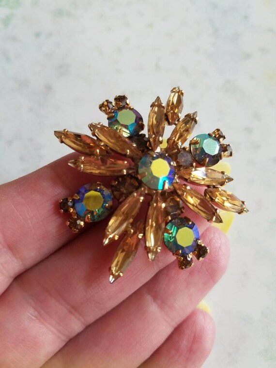Broche couronne de feuilles Lisner rouge irisé vintage - France