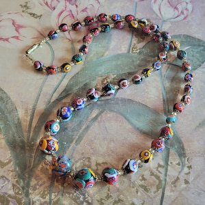 Collar vintage de cuentas florales de cristal de Murano: cuentas venecianas multicolores