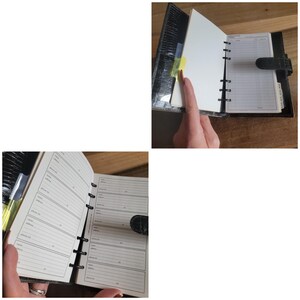 Puede incluir: Agenda de direcciones encuadernada en cuero negro con cierre el&aacute;stico negro y un bolsillo de pl&aacute;stico transparente en la portada. La agenda est&aacute; abierta en una p&aacute;gina con secciones rayadas para escribir nombres, direcciones y n&uacute;meros de tel&eacute;fono.