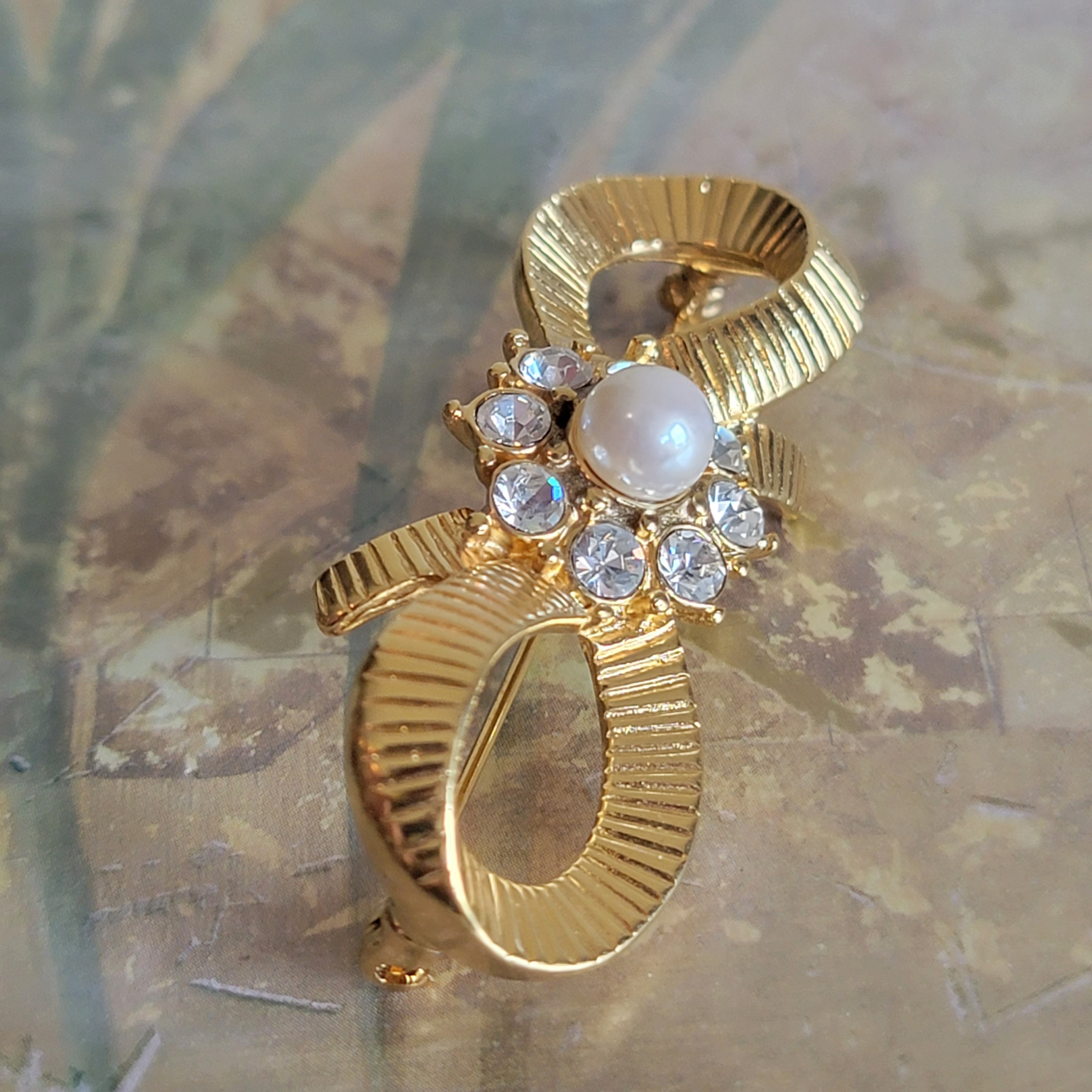 【内祝い】 Vintage Gold Tone Metal Faux Pearl and Rhinestones Brooch or その他