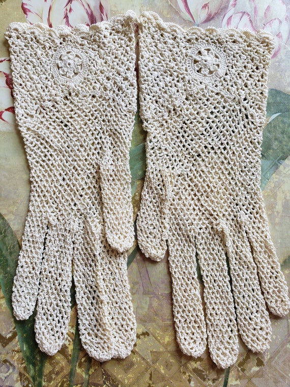 Vintage Off White Crocheted Lace Gloves Ladies  S… - image 2