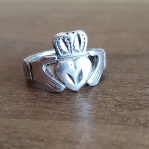 Vintage Sterling Silver Claddagh Ring: Irish Love, Friendship, Loyalty - Size 5.25
