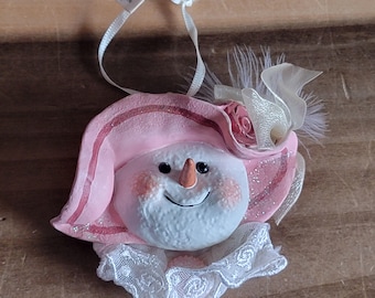 Adorno vintage de mujer de nieve de resina de Kurt S. Adler con sombrero rosa
