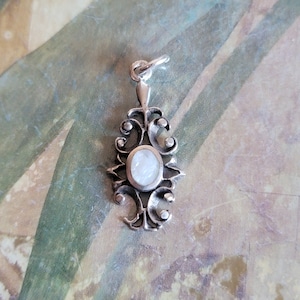 Vintage Small Sterling Silver Mother of Pearl Pendant 925