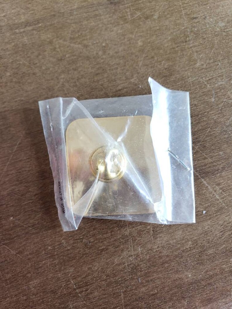 1990 Unicorn Vintage Dead Stock in Original Packaging 94th Boston Marathon Lapel Pin April 16