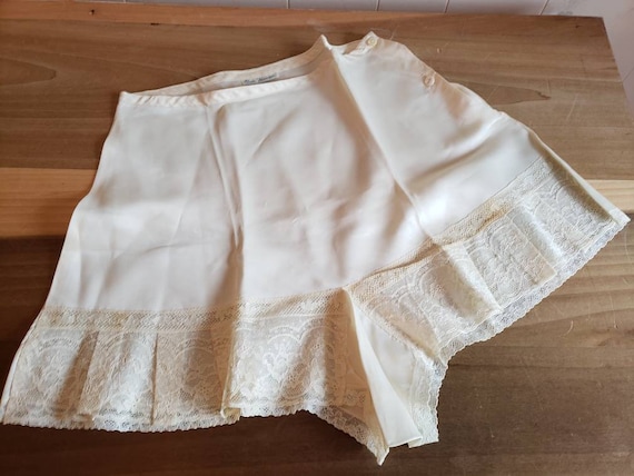Vintage Rose Manson Off White Tap Pants Bloomers K