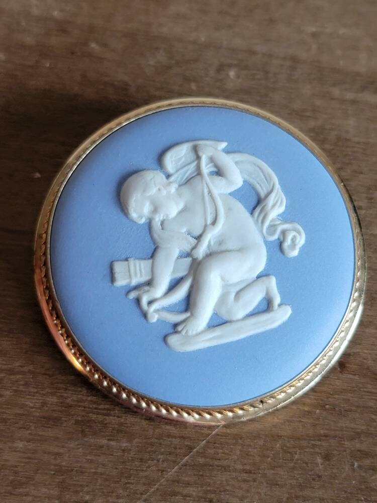 Wedgwood jasperware brooch deals