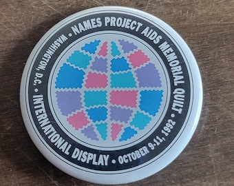 Vintage Names Project AIDS Memorial Quilt International Display Souvenir Button Pin Pinback 1992