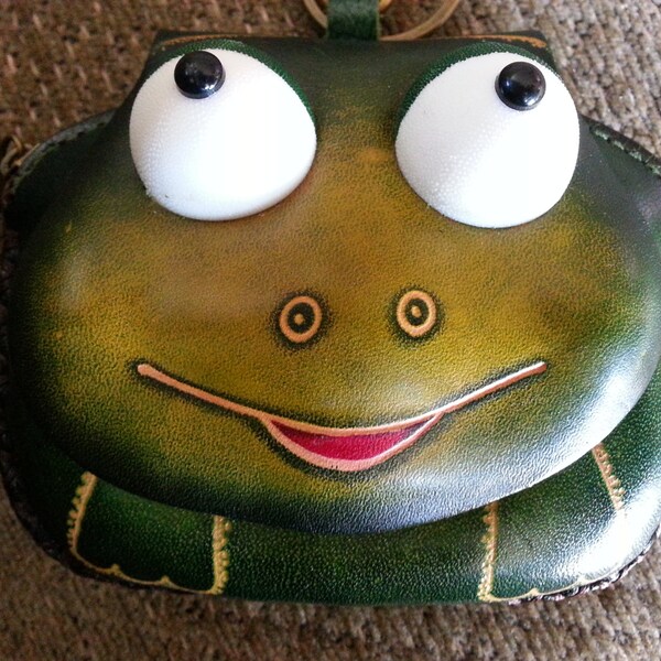 SALE Vintage Green Leather Frog Change Purse Wristlet Snap Closure Zippered Closure Key Chain 1990s Accessory Spring Summer
