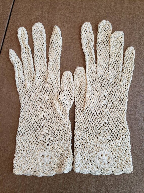 Vintage Off White Crocheted Lace Gloves Ladies  S… - image 6