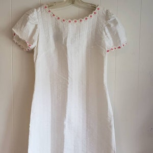 Vintage Staccato Petites Mini Dress 1960s  White with Daisy Trim Size 11 Union Label Made in the USA