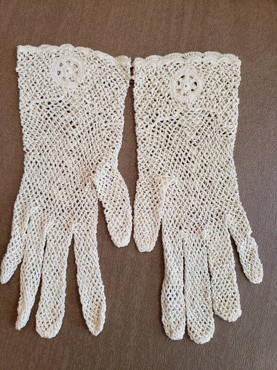 Vintage Off White Crocheted Lace Gloves Ladies  S… - image 8