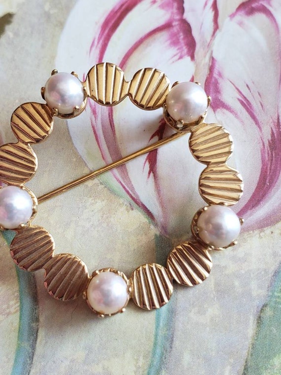 Vintage Gold Tone Metal and Pearl Faux Pearl Circ… - image 6