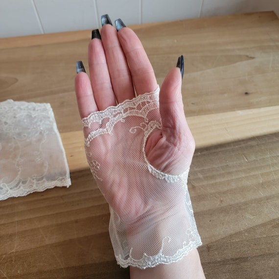 Vintage Off White Fingerless Lace Gloves - image 9
