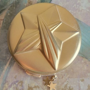Vintage Debbie J Palmer Gold Tone Metal Mirrored Star Compact With Make Up Compartment Made in Hong Kong As Is