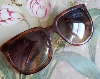 Liz claiborne hotsell sunglasses vintage