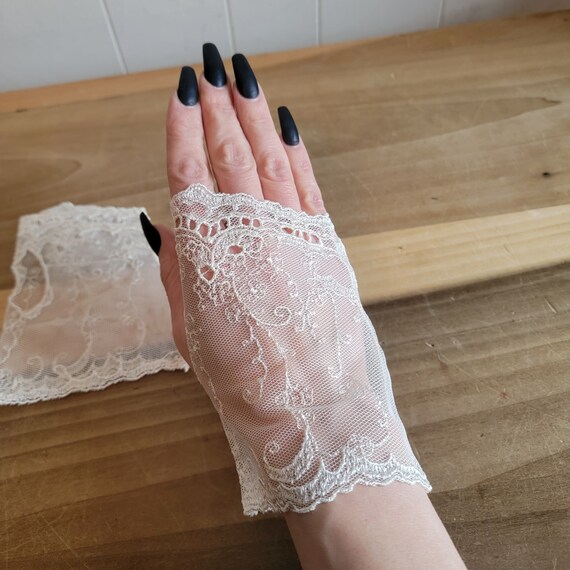 Vintage Off White Fingerless Lace Gloves - image 8