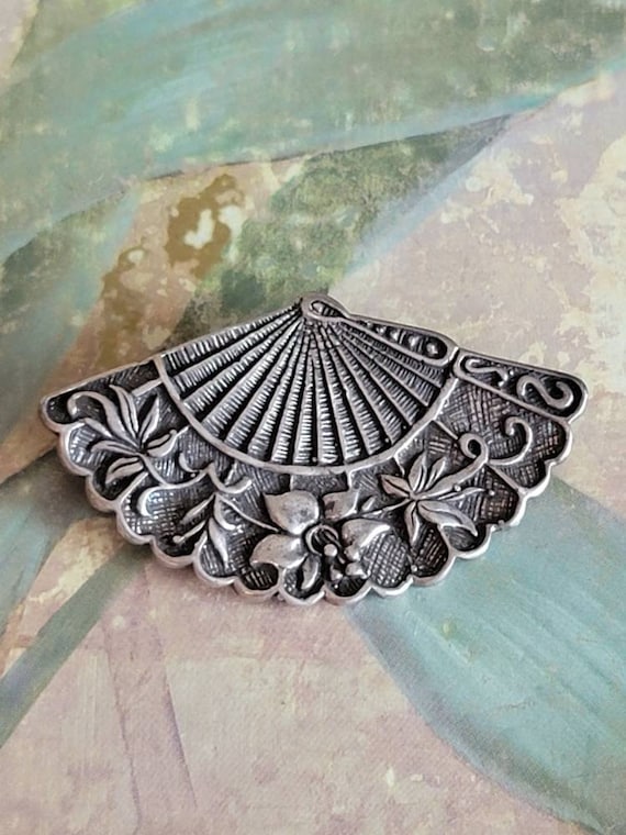 Fan brooch 2024