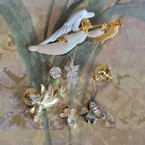 Vintage Lot of 7 Pieces of Costume Jewelry Gold Tone Metal Angel Pins Brooches Pendants As Is