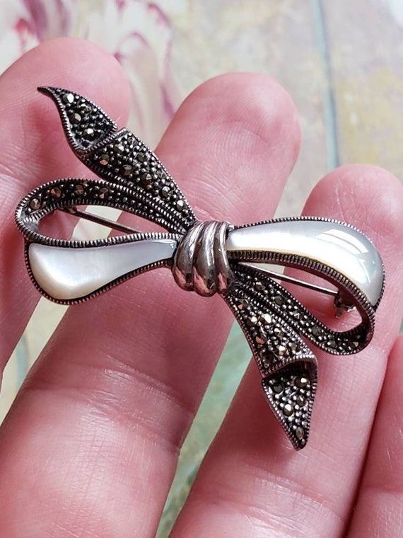Vintage Sterling Silver Marcasite and Mother of Pearl Bow  display picture 3